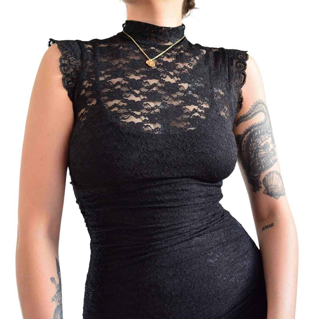Vestido negro de encaje con forro