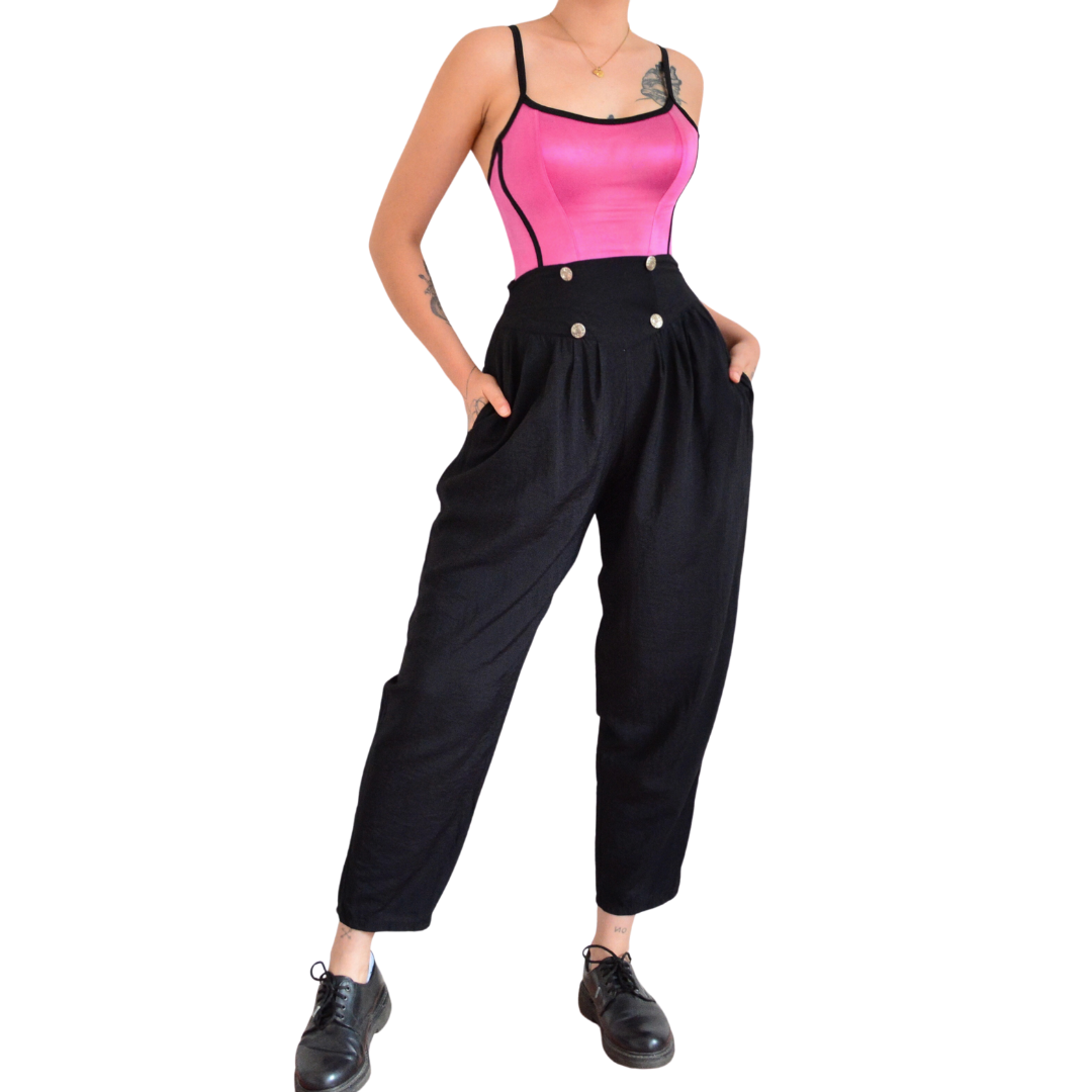 Pantalón negro con botones plateados