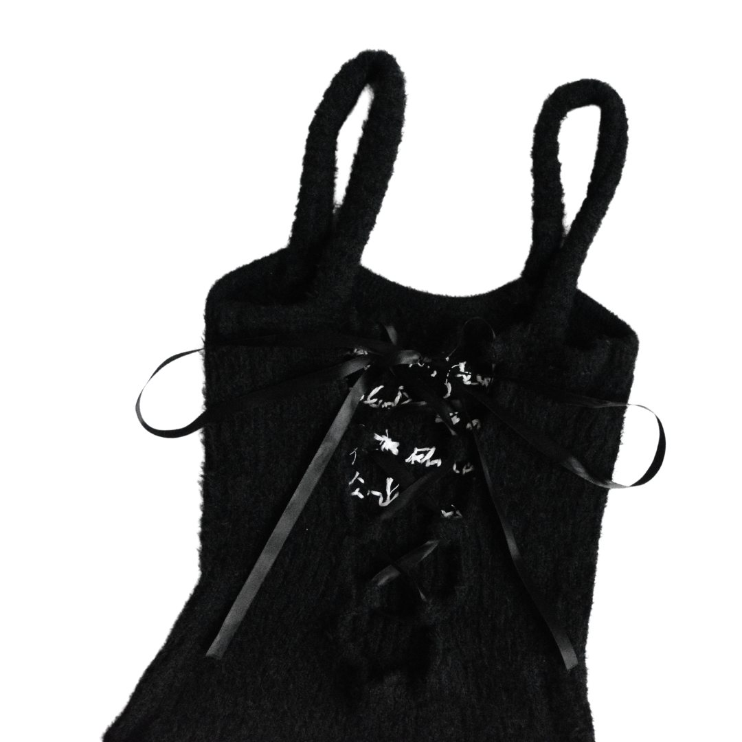 Blusa negra upcycling con frase Alejandra Pizarnik