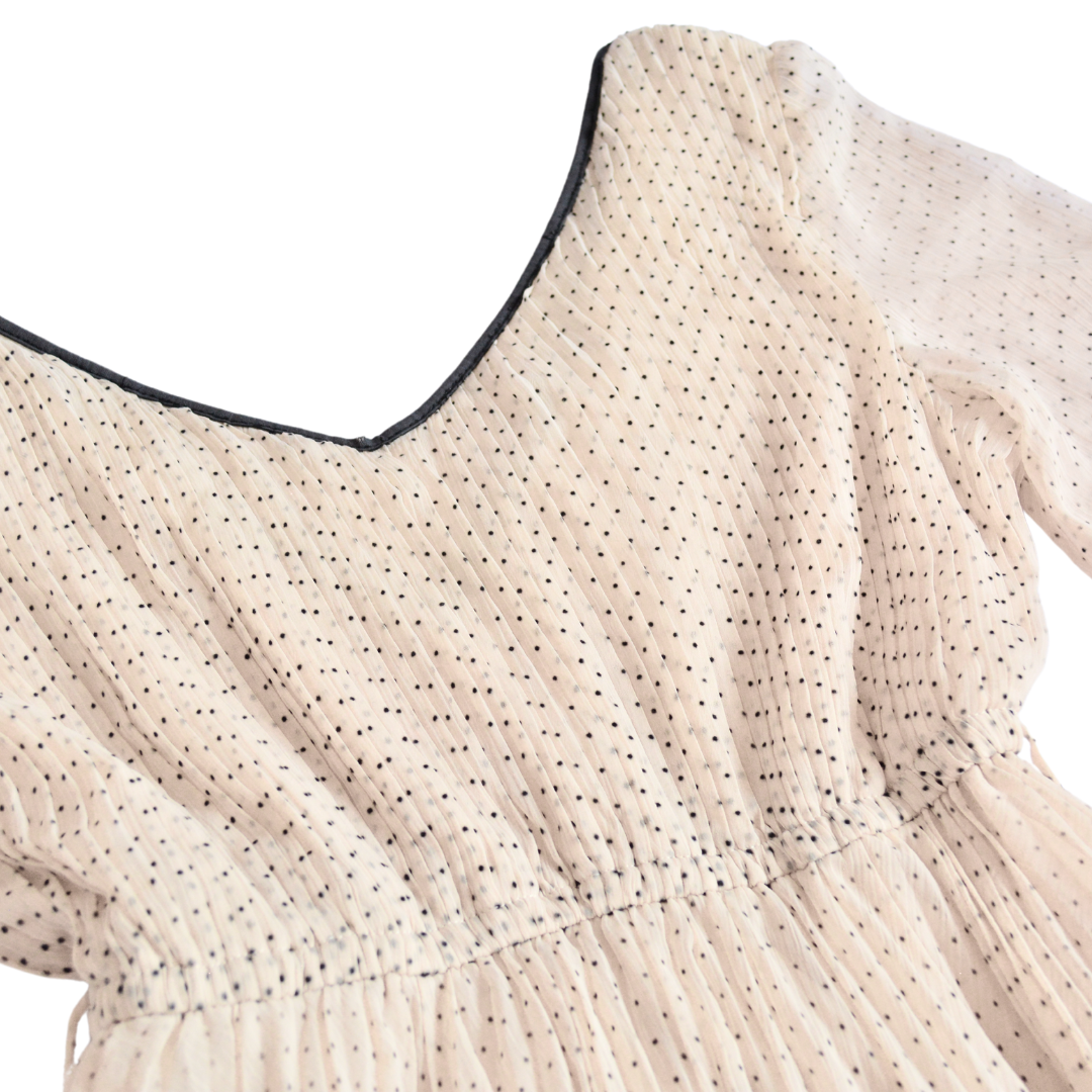 Vestido beige con lunares pequeños