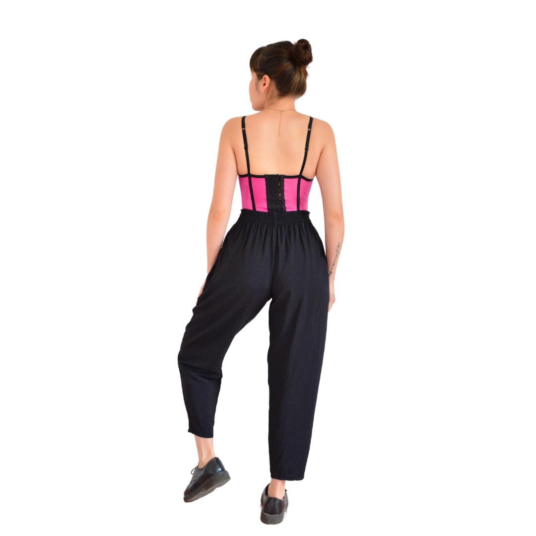 Pantalón negro con botones plateados