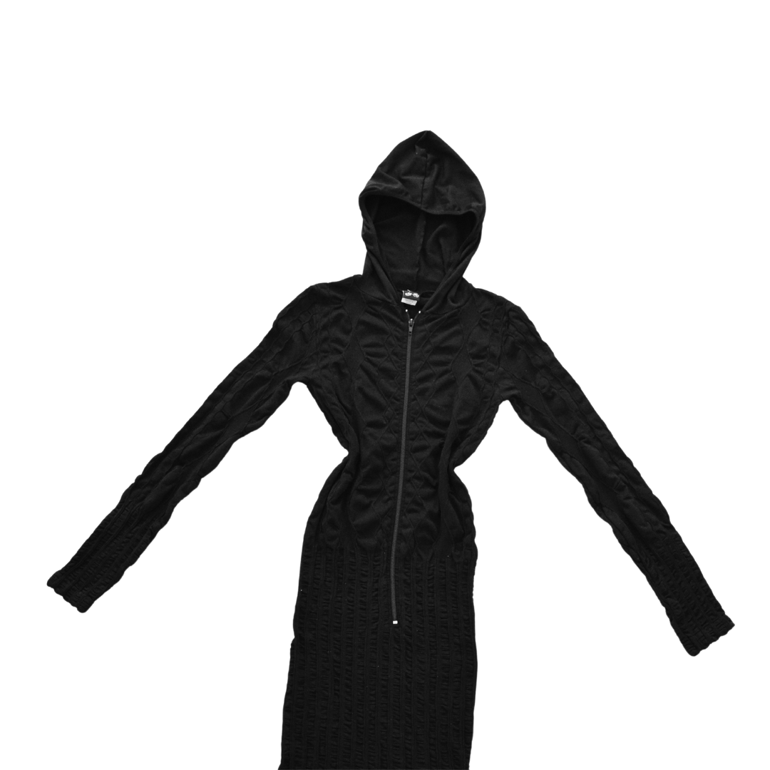Vestido negro con capuchita