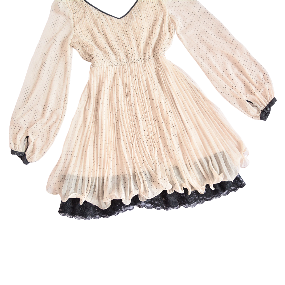 Vestido beige con lunares pequeños