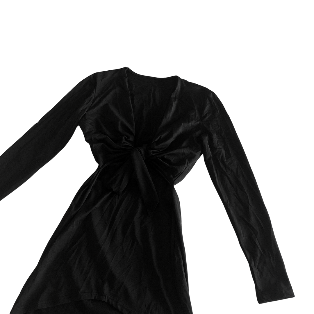 Vestido negro con cierre nudo