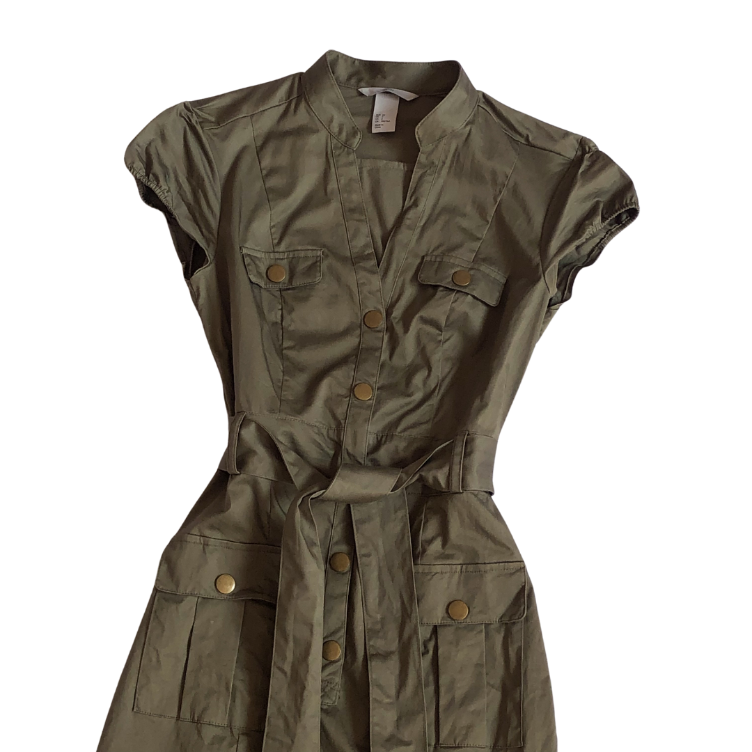 Vestido verde oliva con botones