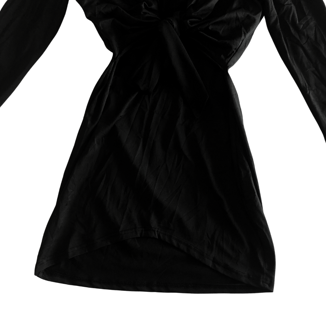 Vestido negro con cierre nudo