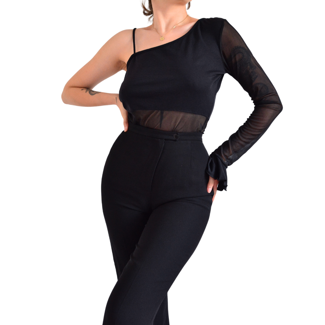 Blusa negra corte asimétrico