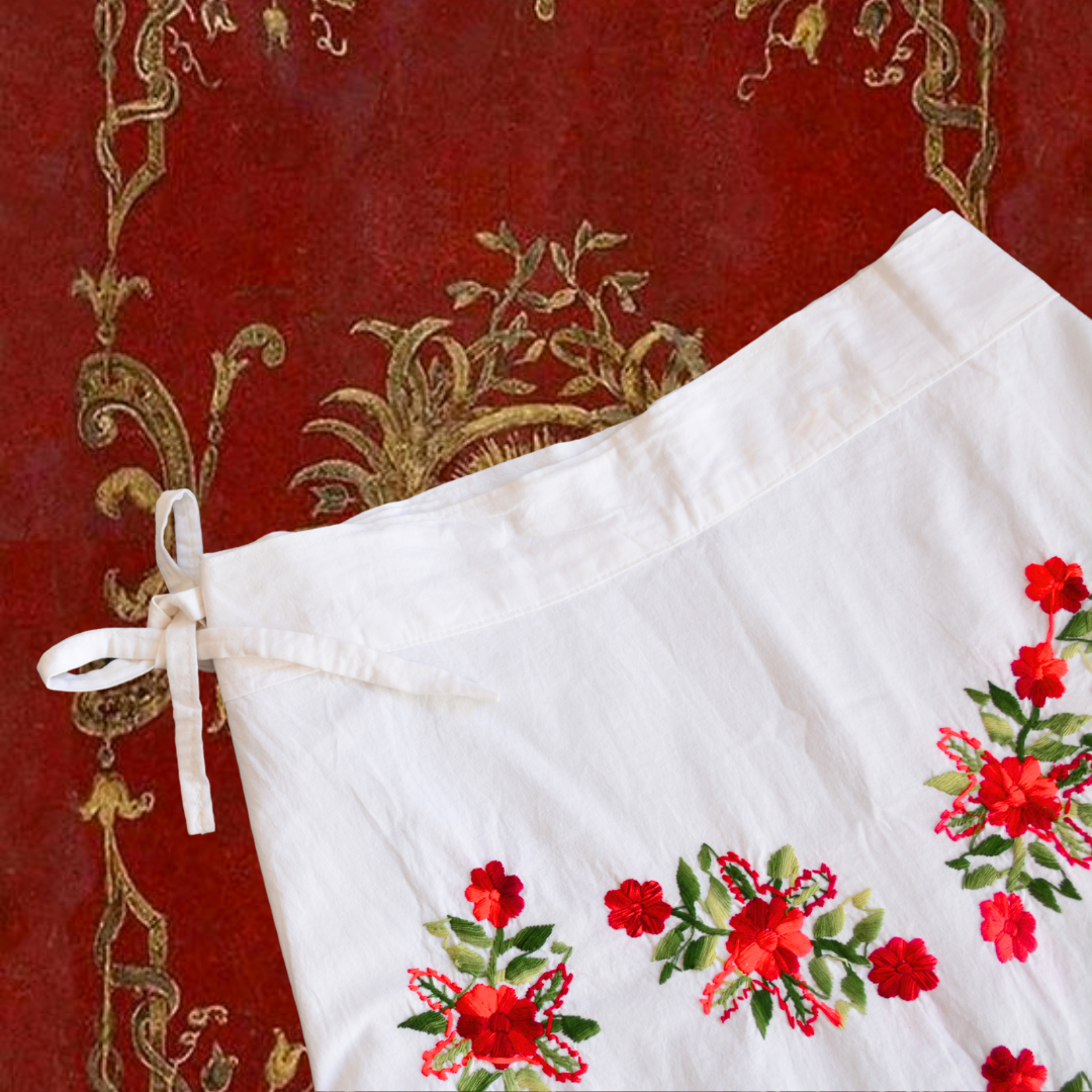Falda envolvente con bordado floral