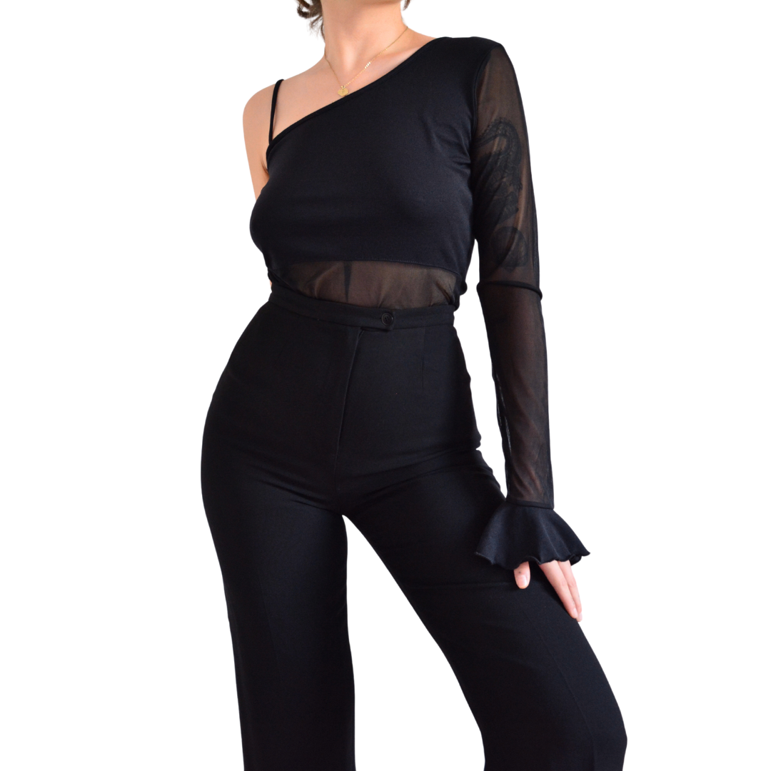 Blusa negra corte asimétrico