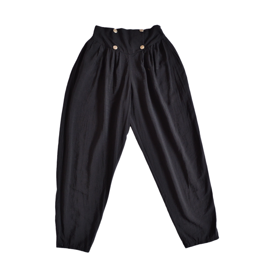 Pantalón negro con botones plateados