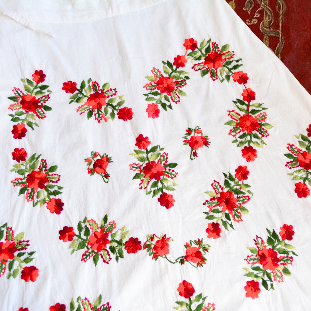 Falda envolvente con bordado floral