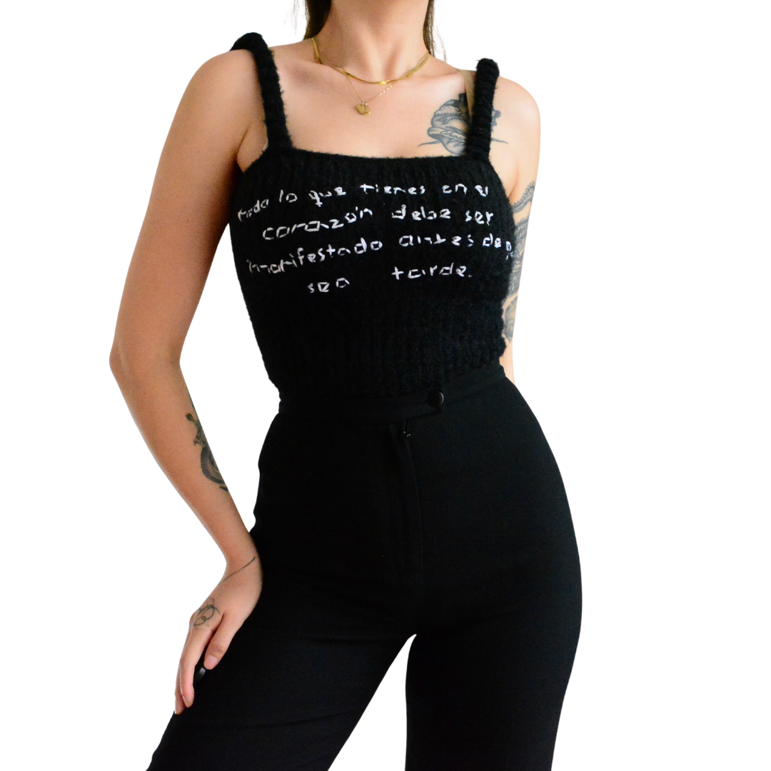 Blusa negra upcycling con frase Alejandra Pizarnik