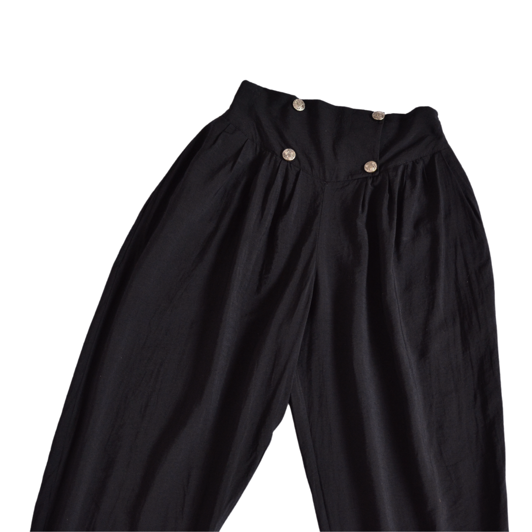 Pantalón negro con botones plateados