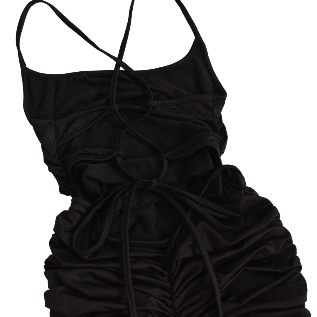 Vestido negro con aberturas cruzadas
