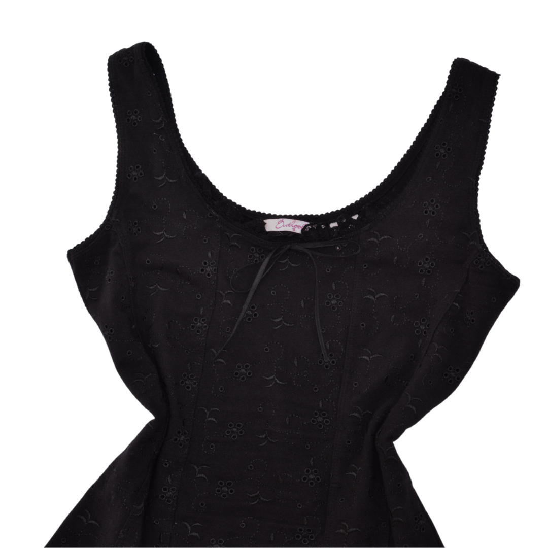 Blusa negra con bordado y encaje