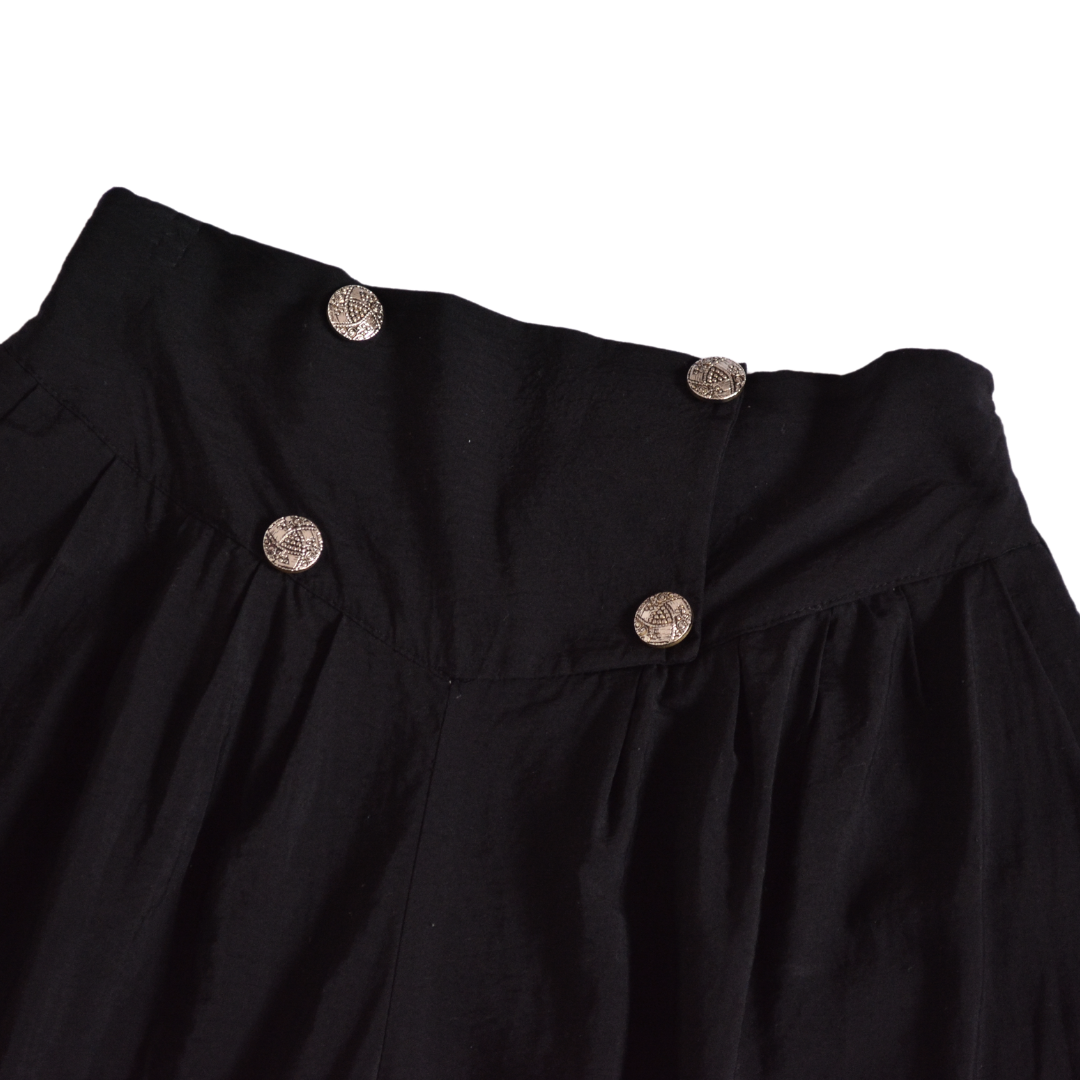 Pantalón negro con botones plateados