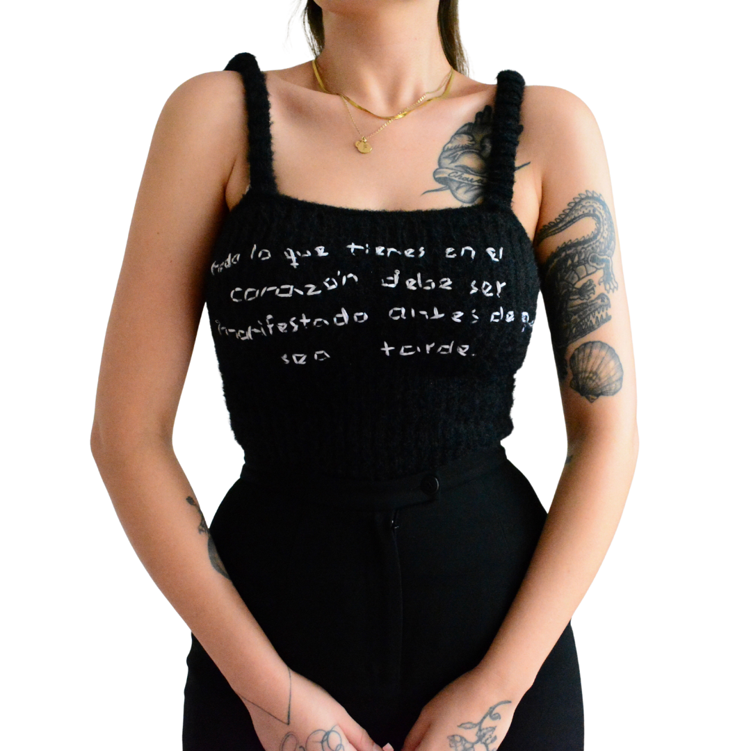 Blusa negra upcycling con frase Alejandra Pizarnik