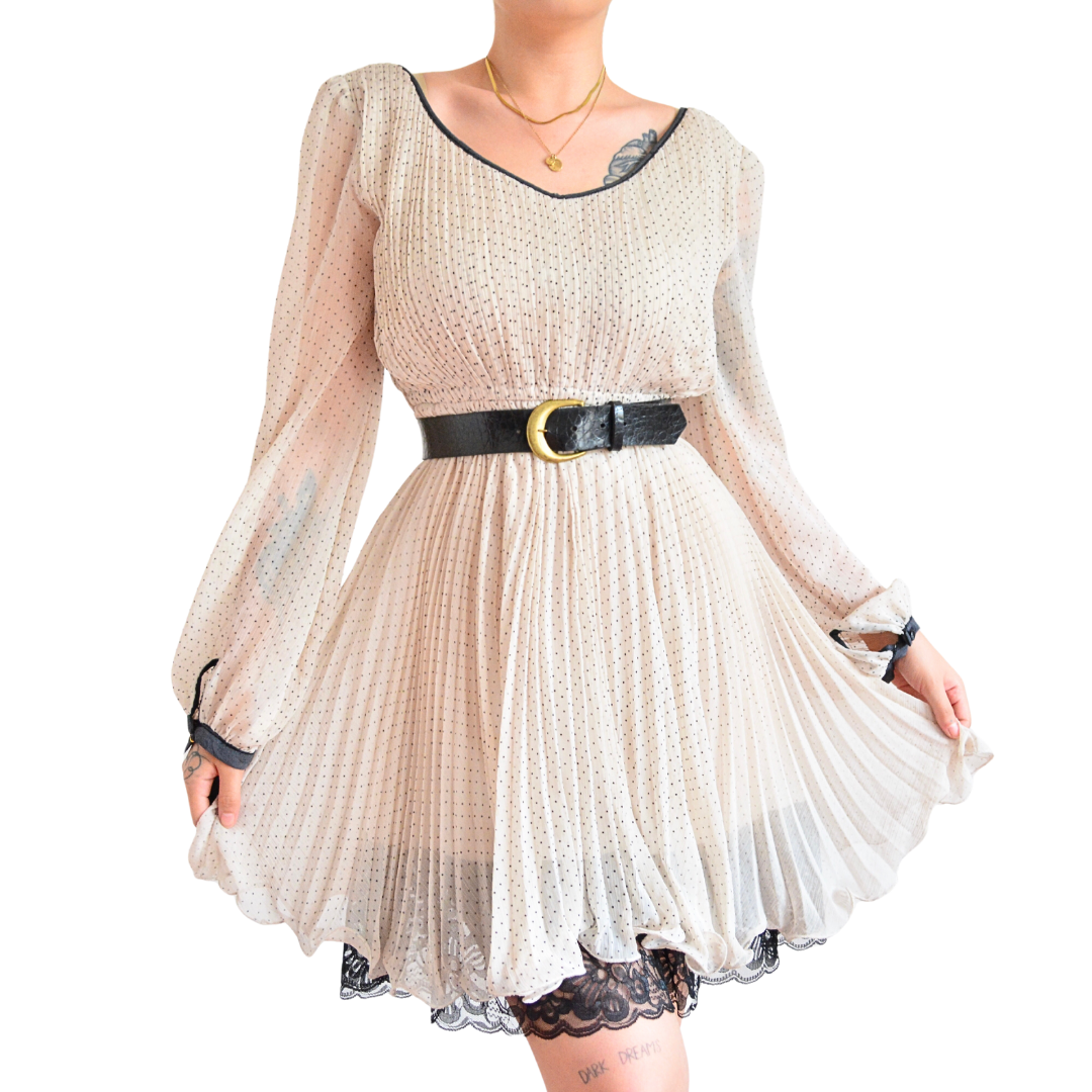 Vestido beige con lunares pequeños