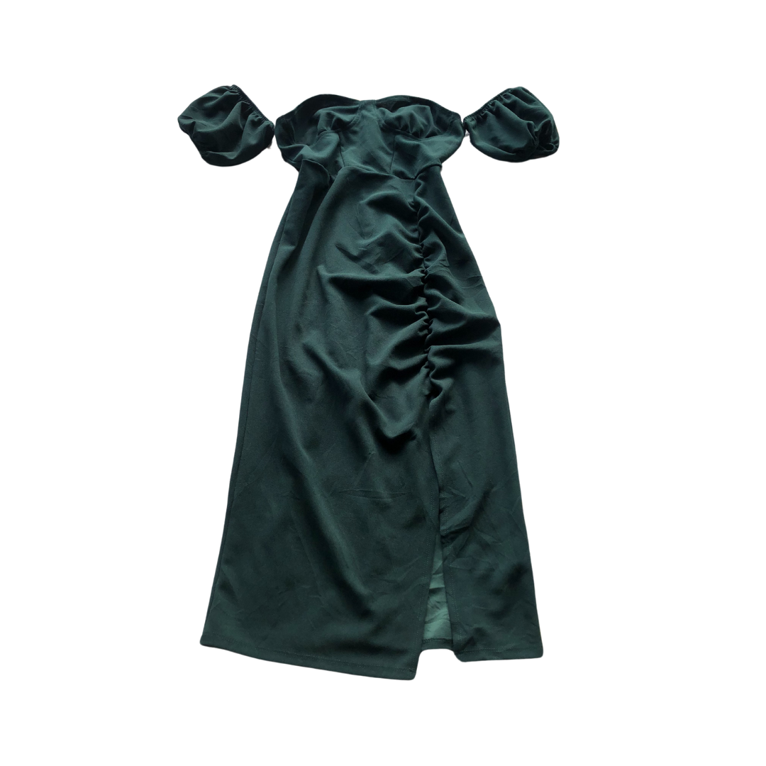 Vestido verde con abertura