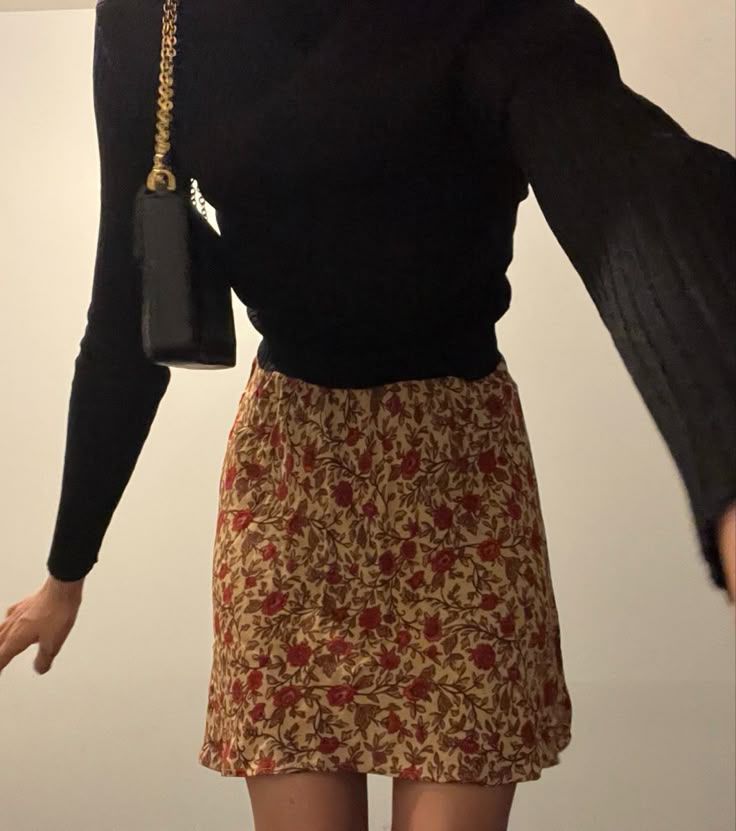 Falda con flores rojas