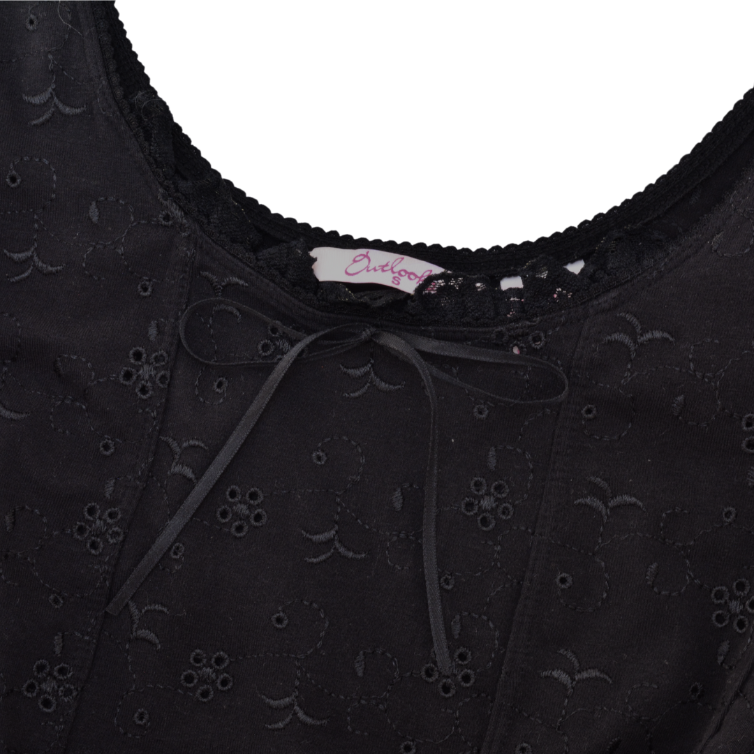 Blusa negra con bordado y encaje