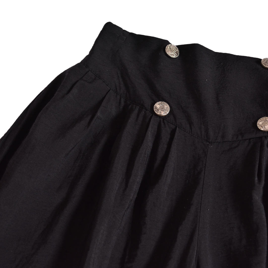 Pantalón negro con botones plateados