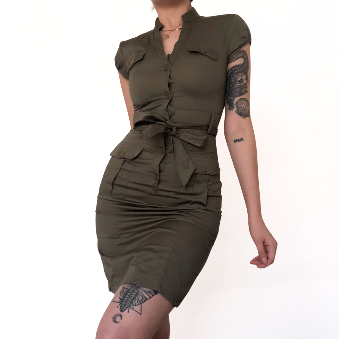 Vestido verde oliva con botones