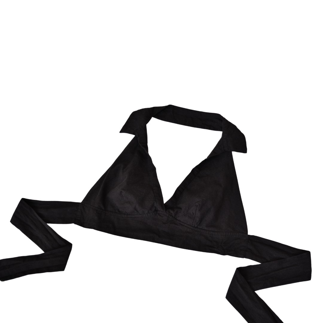 Top negro con cuello y escote