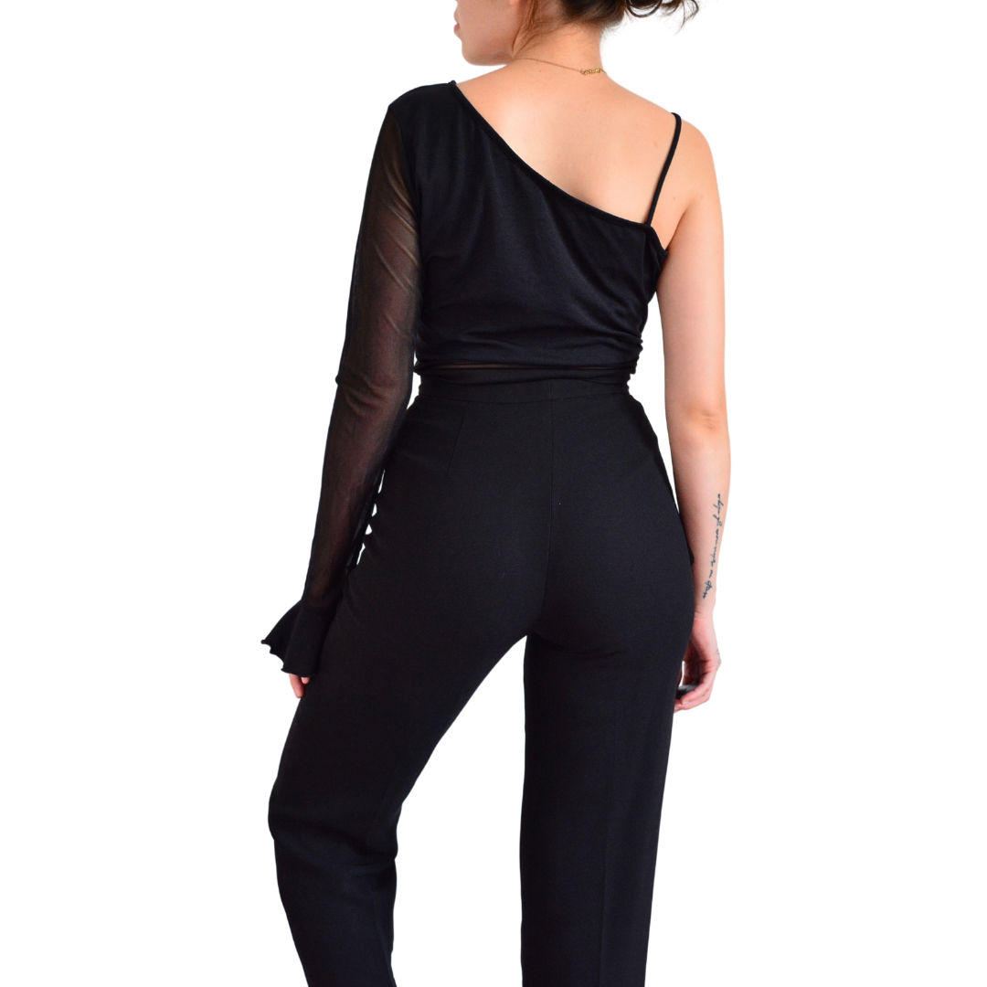 Blusa negra corte asimétrico