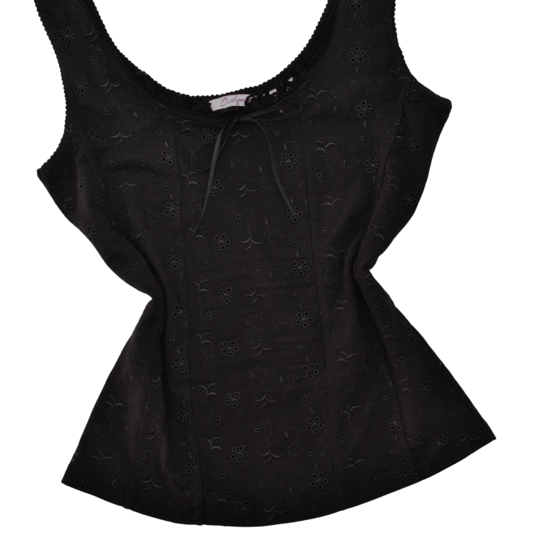 Blusa negra con bordado y encaje