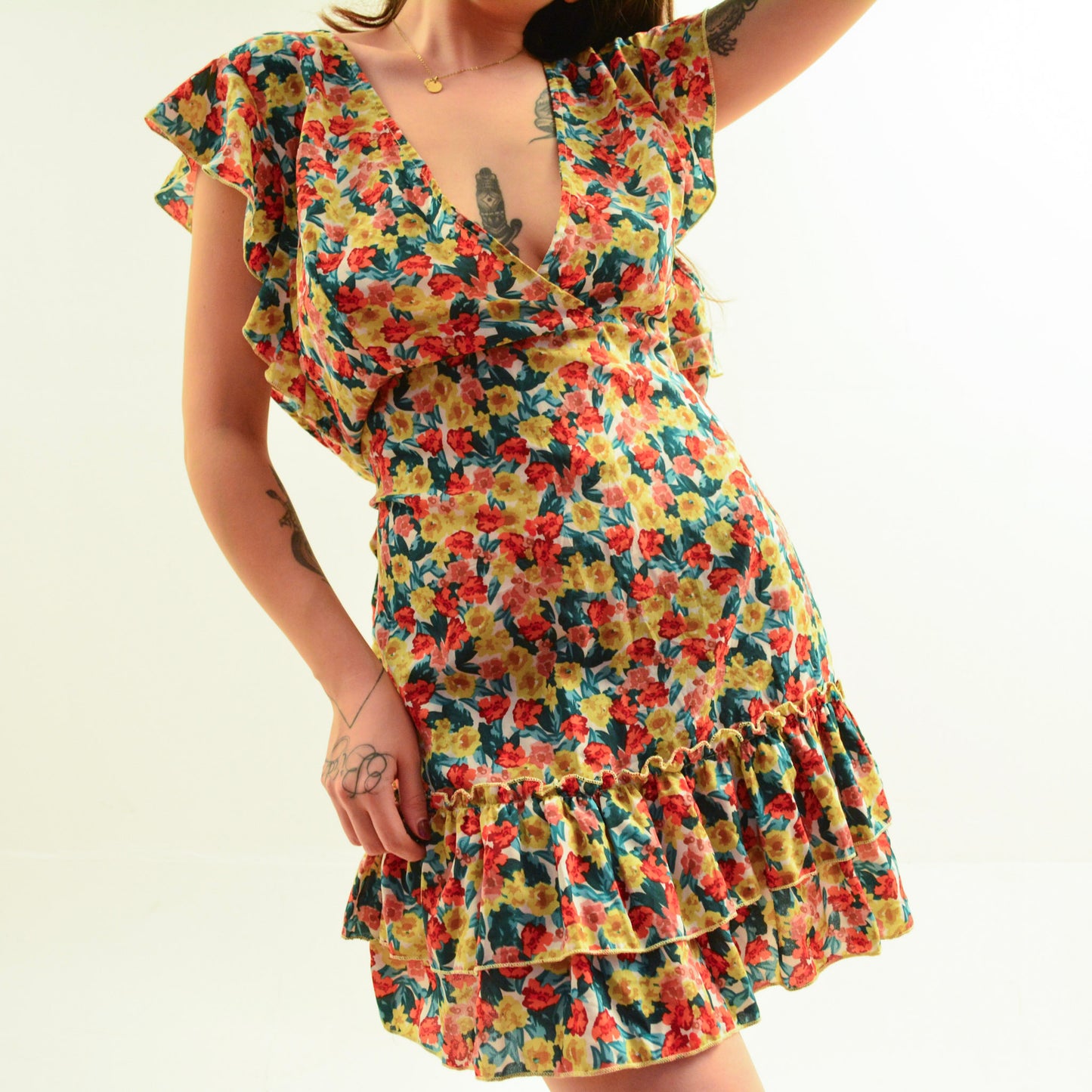 Vestido floral rojo con holanes