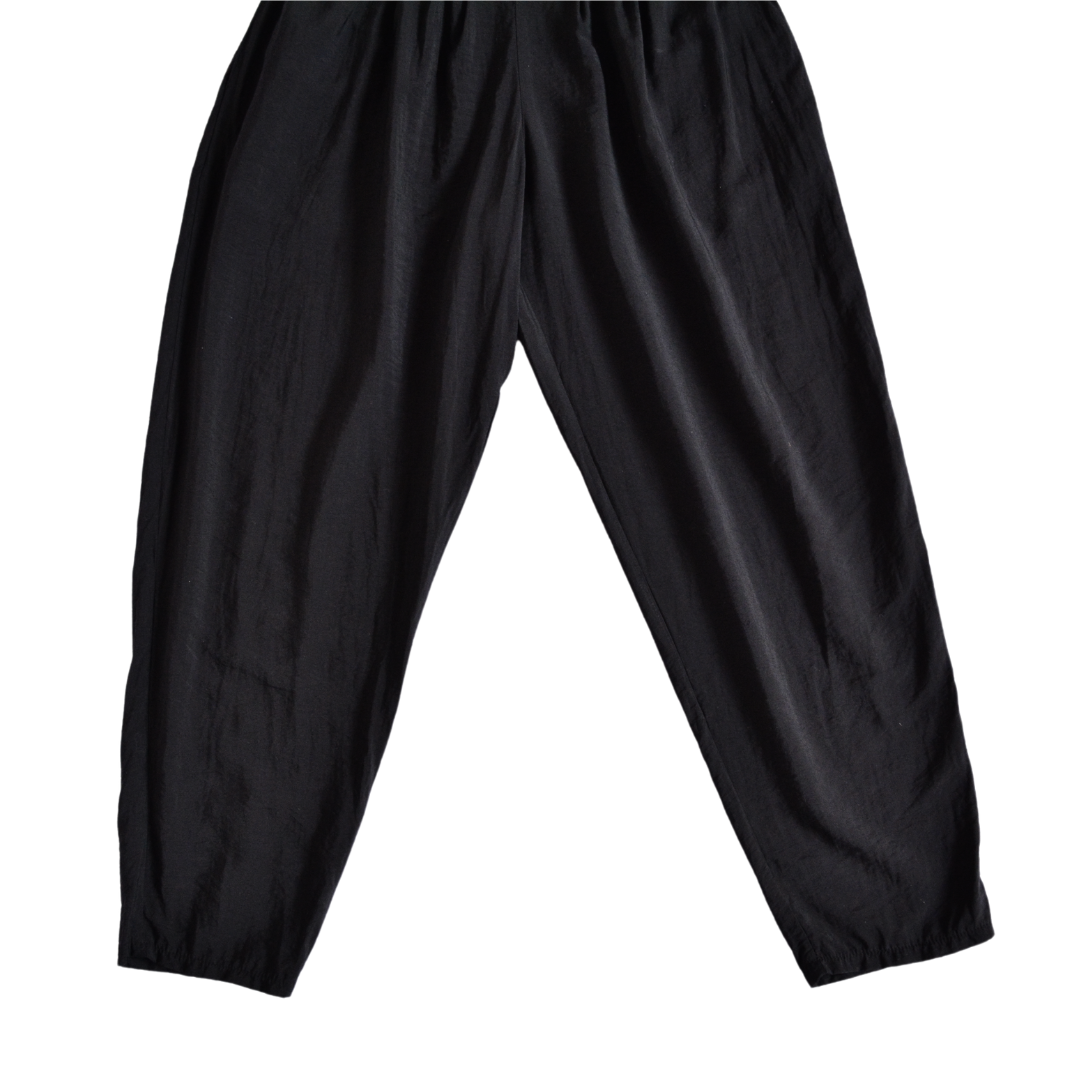 Pantalón negro con botones plateados