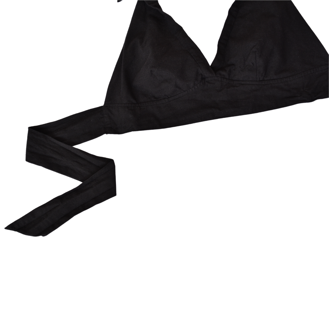Top negro con cuello y escote