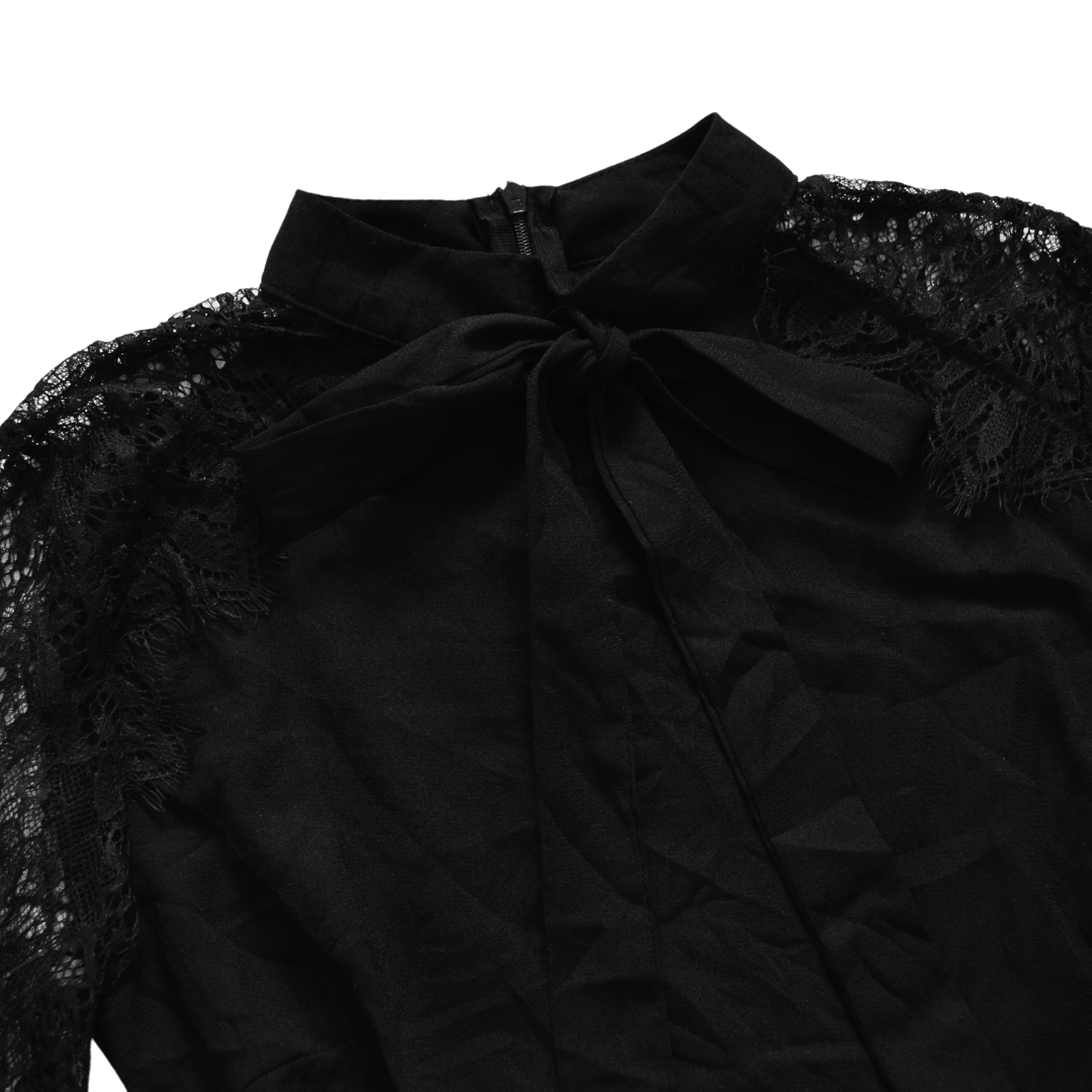 Vestido negro con moño y mangas de encaje