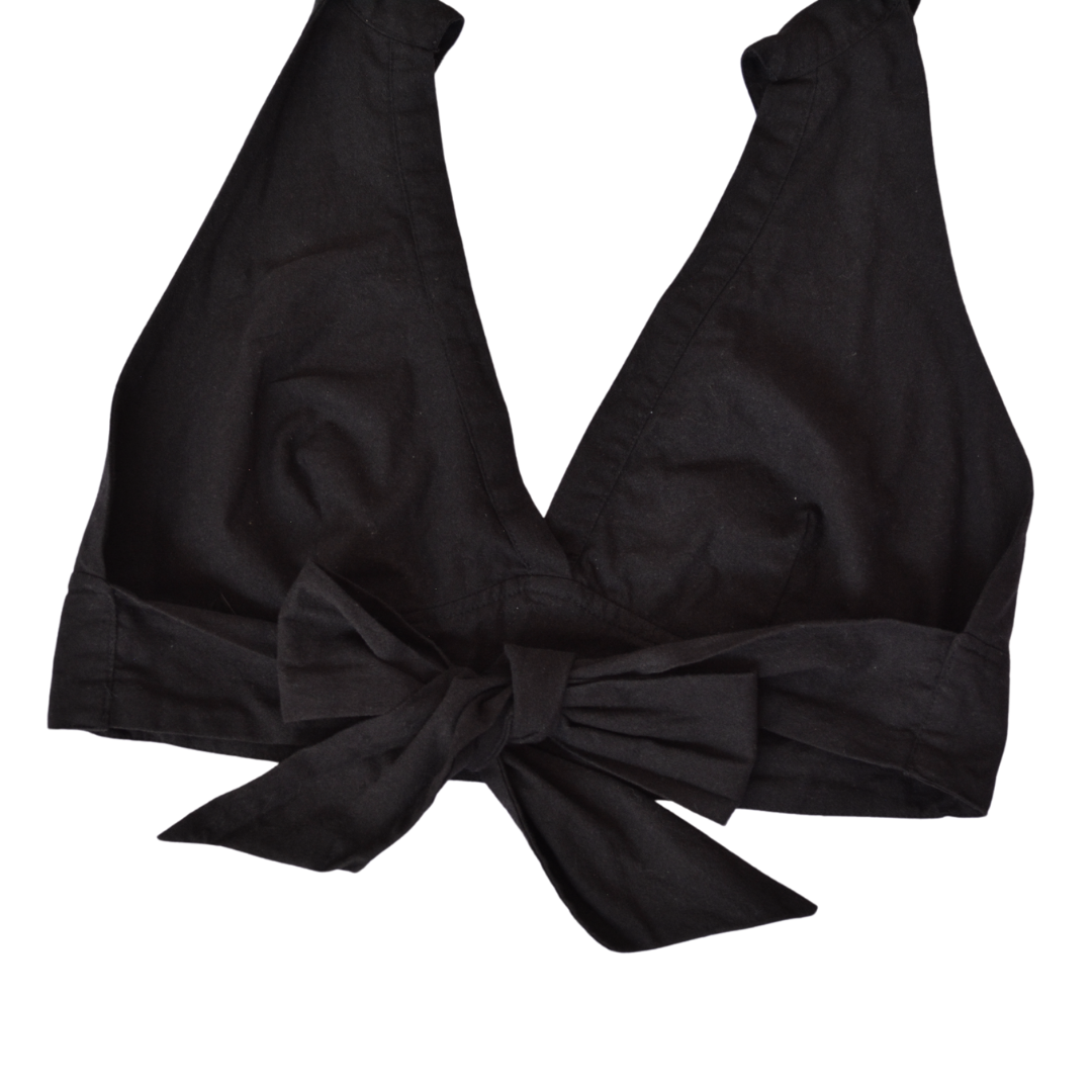 Top negro con cuello y escote