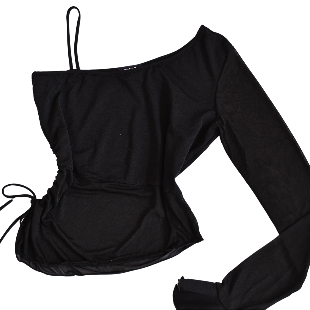 Blusa negra corte asimétrico