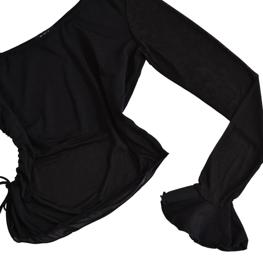 Blusa negra corte asimétrico
