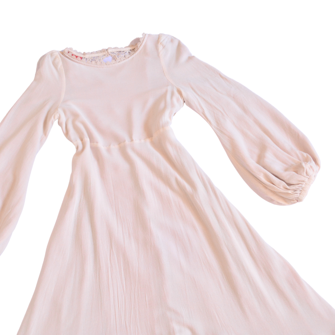 Vestido rosa claro y escote crochet