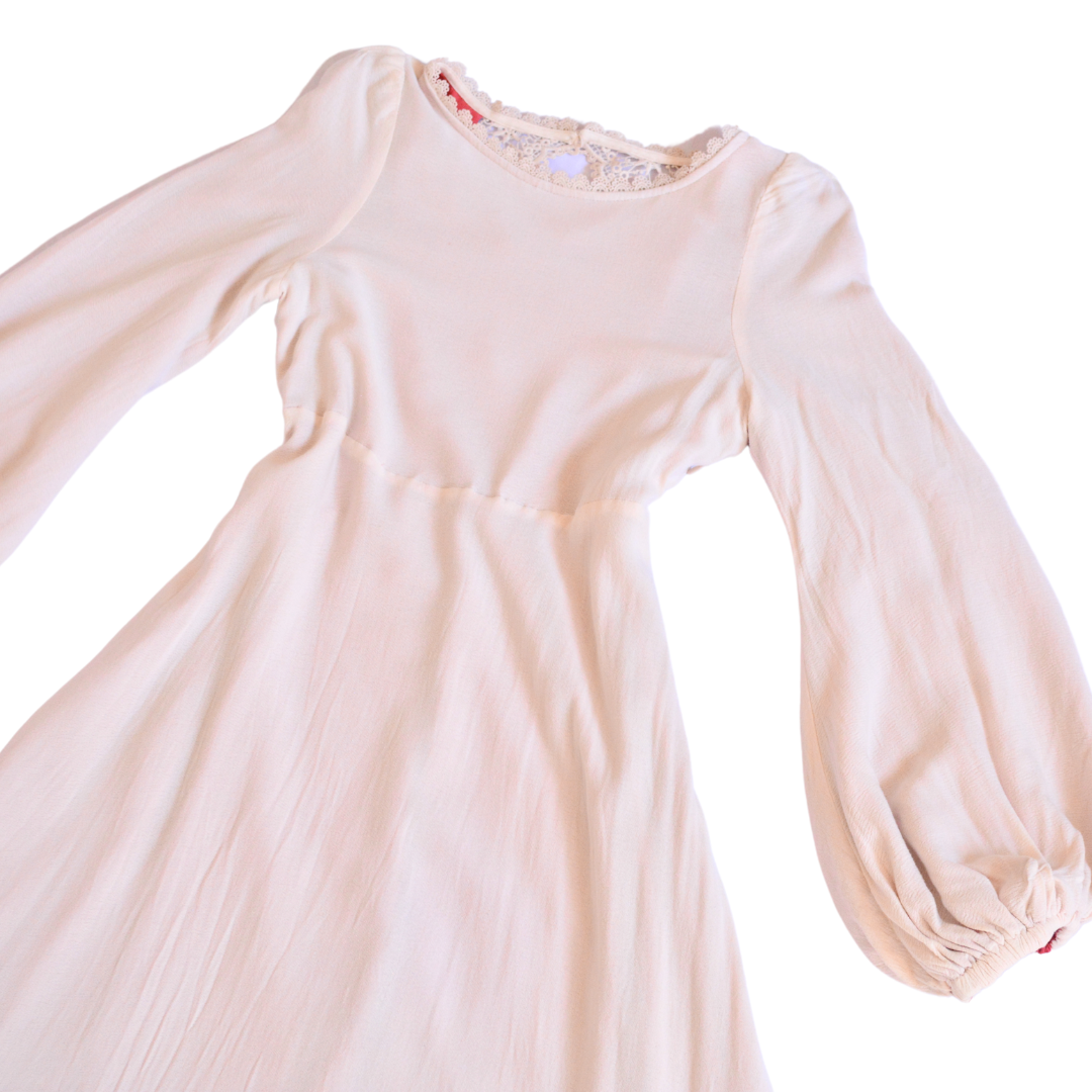 Vestido rosa claro y escote crochet