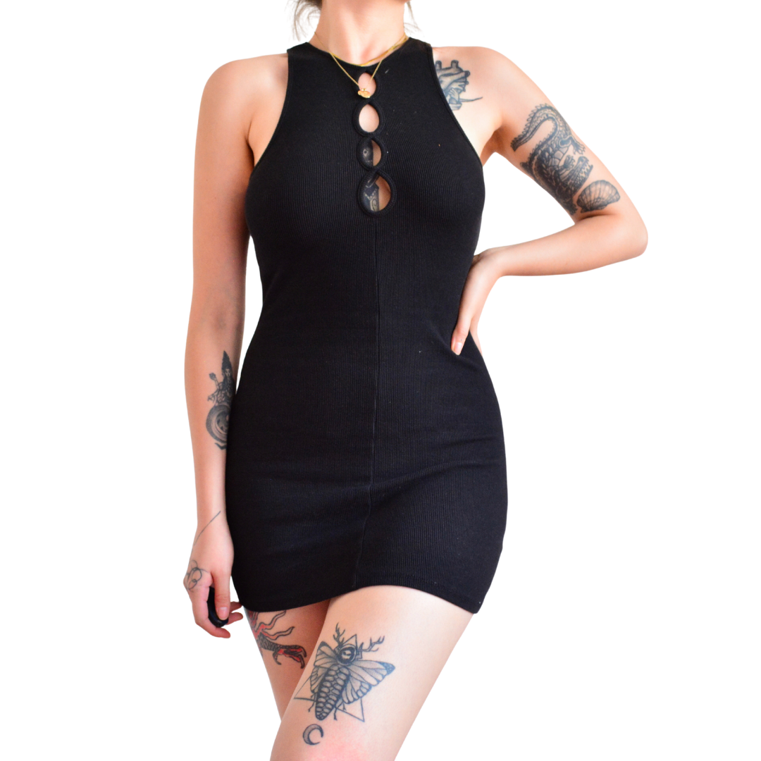 Vestido negro con aberturas ovaladas