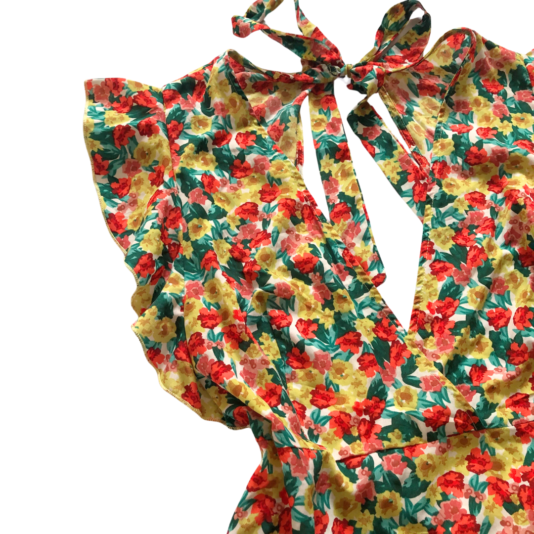 Vestido floral rojo con holanes