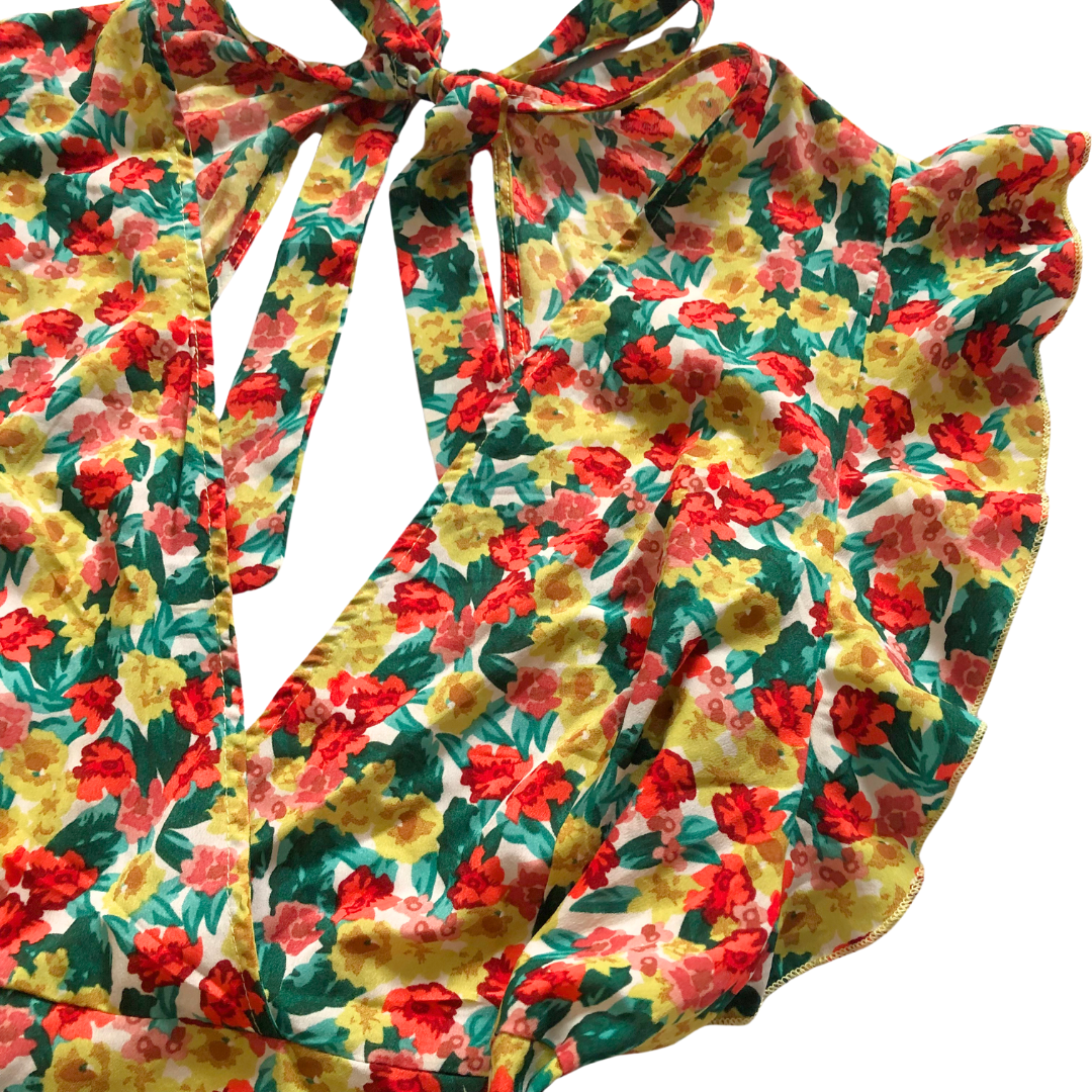 Vestido floral rojo con holanes