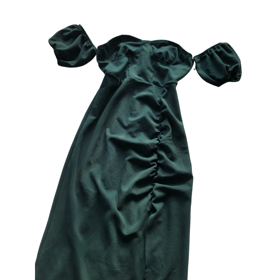 Vestido verde con abertura