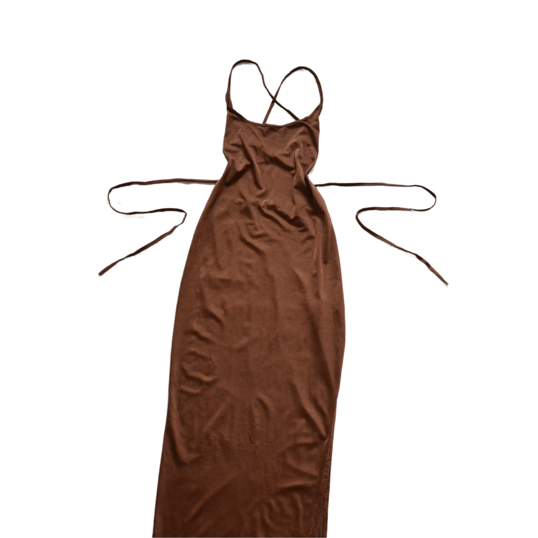 Vestido café largo con escote cruzado