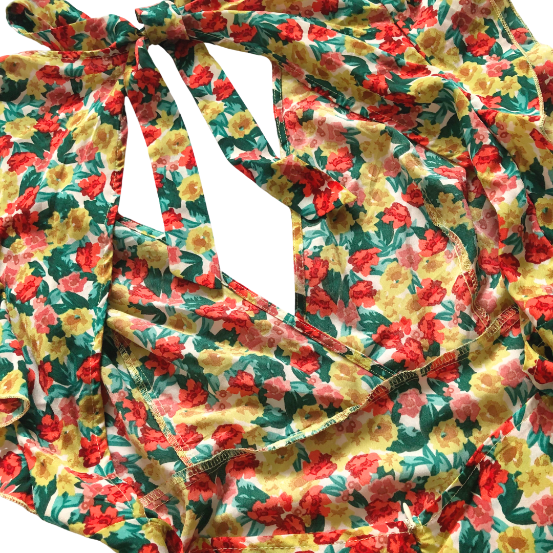Vestido floral rojo con holanes