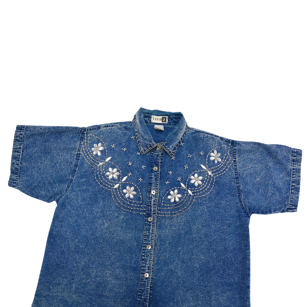 Camisa denim con pedrería y aplicaciones