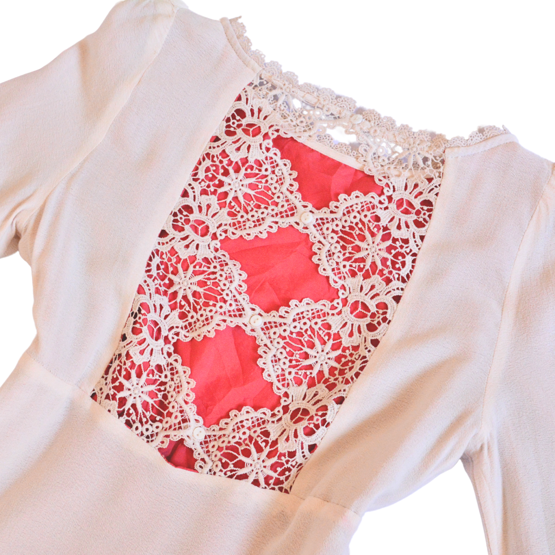 Vestido rosa claro y escote crochet