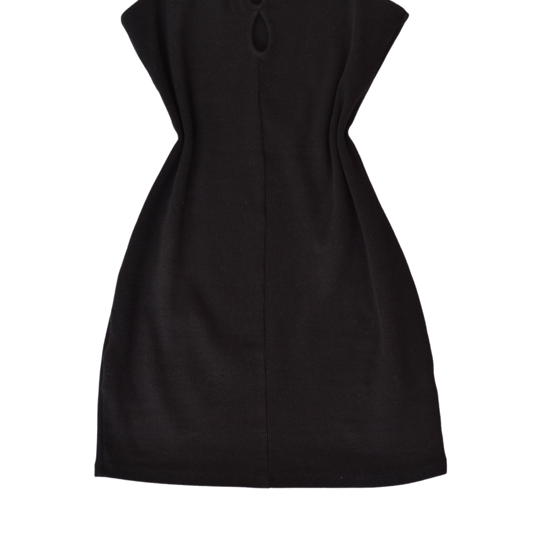 Vestido negro con aberturas ovaladas