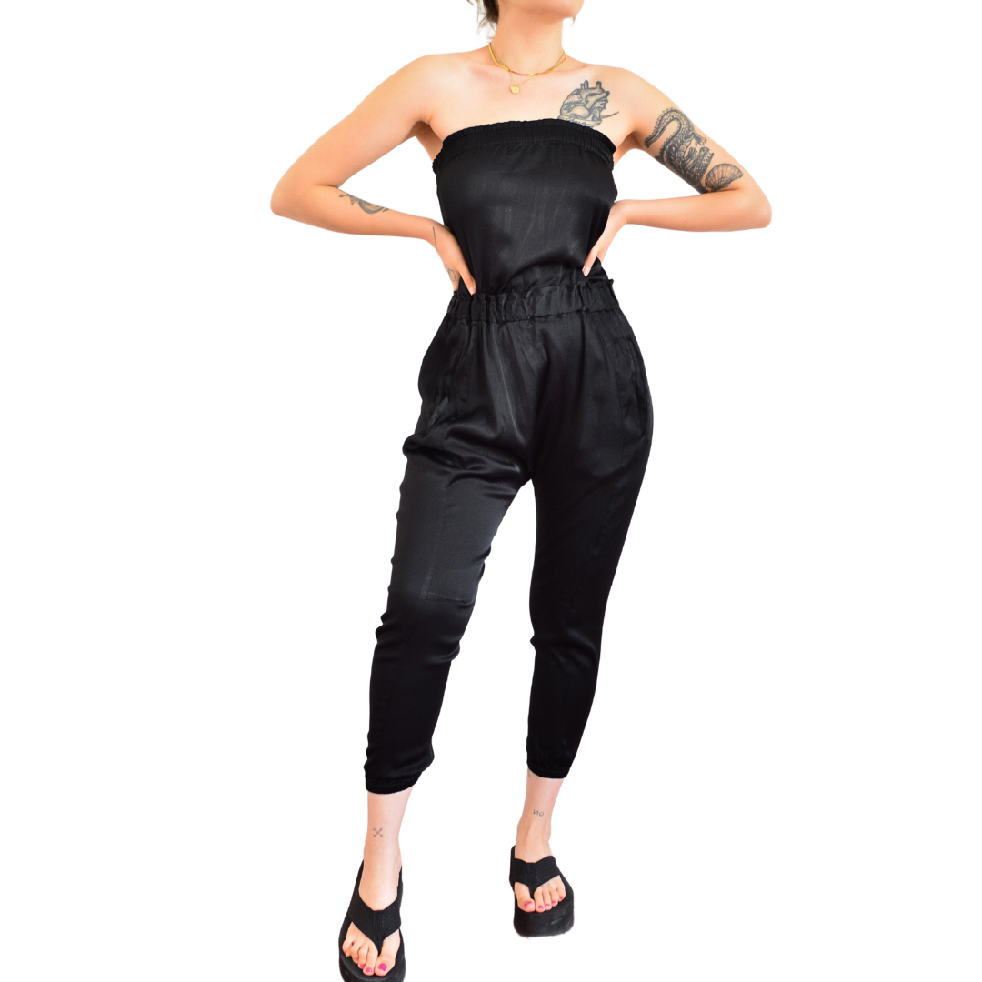 Enterizo negro satinado con bolsas