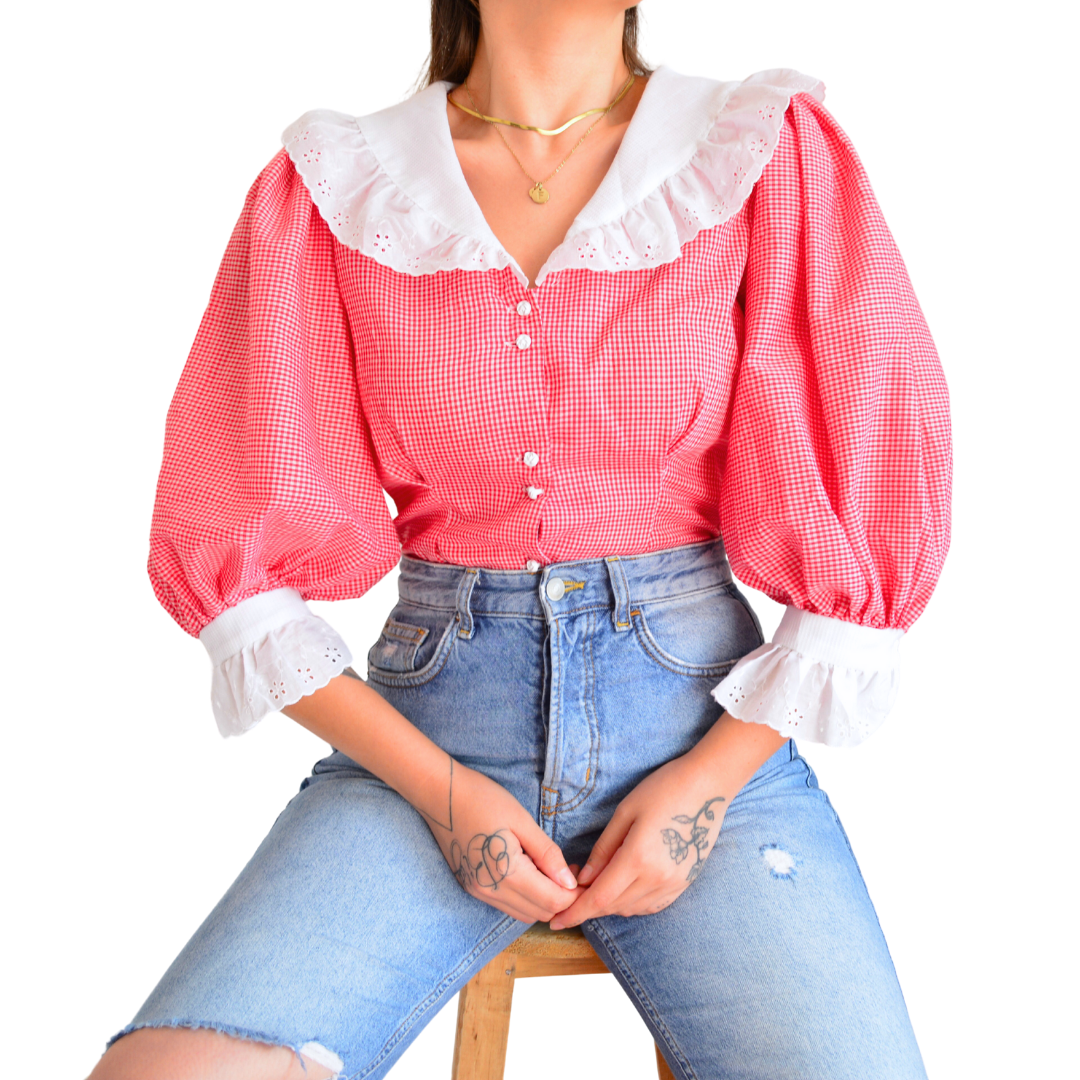 Blusa roja cuadriculada con cuello blanco